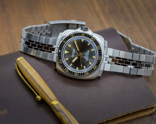 Desk Diver - Professional Black & Gold