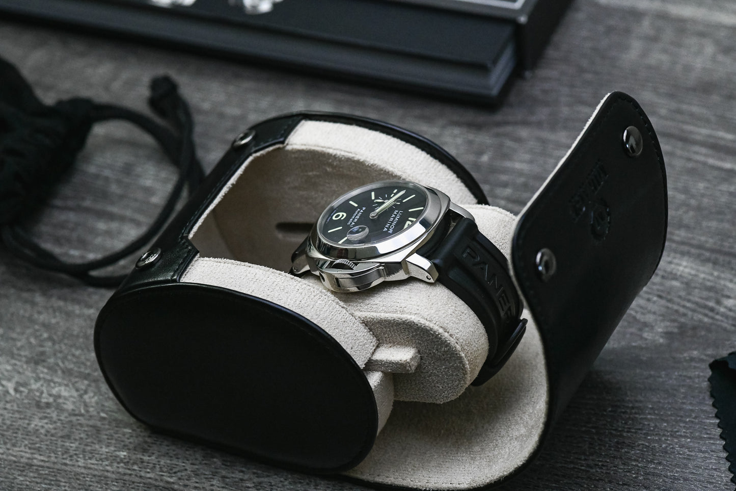 1 Watch Case - Jade Black (Ivory White)