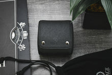 Laden Sie das Bild in den Galerie-Viewer, Sable Black Saffiano Leather Watch Roll Case für 3 Uhren
