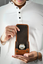Carica l&#39;immagine nel visualizzatore Galleria, Tawny Brown Cow Leather Watch Roll - 3 orologi
