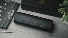 Caricare e riprodurre video nel visualizzatore Galleria, Sable Nero Saffiano Leather Watch Roll Case 4-orologi
