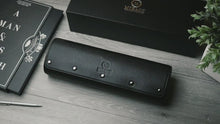 Laden und spielen Sie Videos im Gallery Viewer, Sable Black Saffiano Leather Watch Roll Case für 4 Uhren
